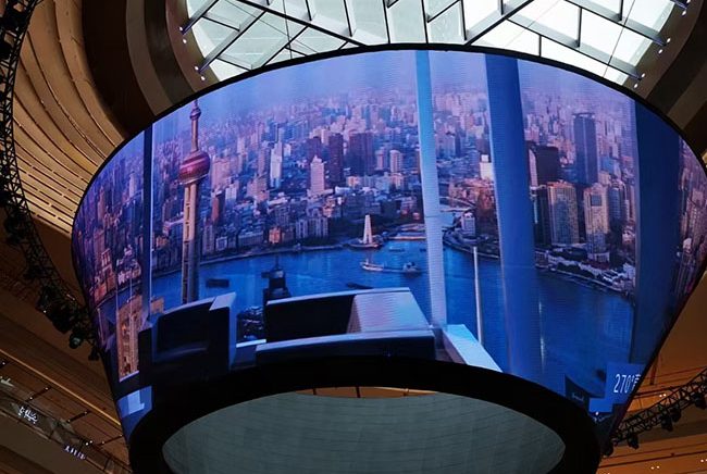 Gebogene LED-Videowand mit Skyline-Motiv