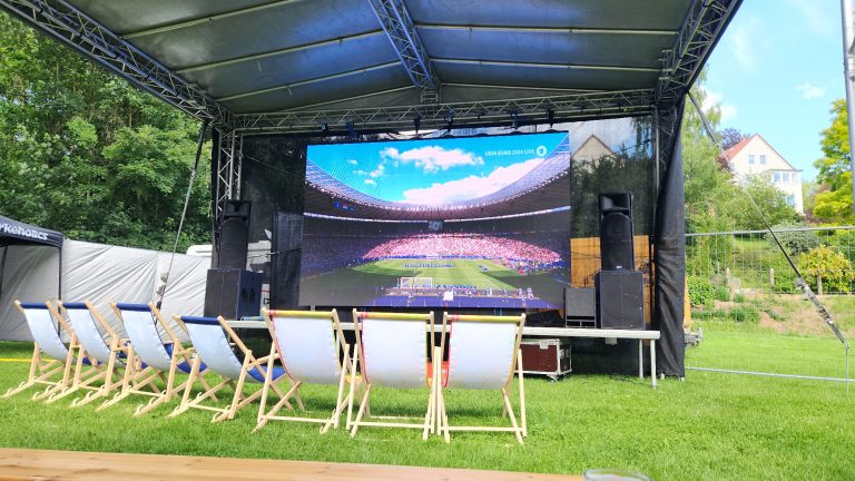Open-Air-Event mit großer LED-Videowand und Liegestühlen