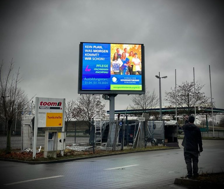 Digitale LED-Werbetafel im Außenbereich